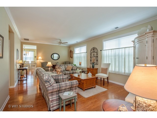 2820 Beacon Point Cir, Elgin, IL 60124 photo 2