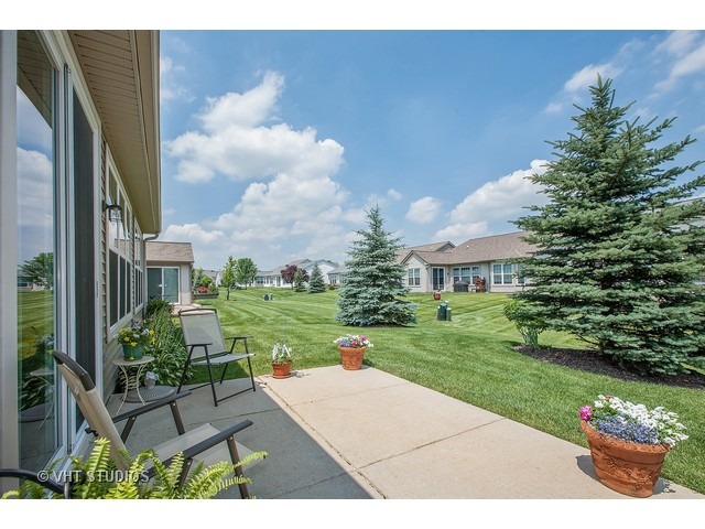 2820 Beacon Point Cir, Elgin, IL 60124 photo 10