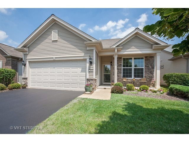 2820 Beacon Point Cir, Elgin, IL 60124 photo 1