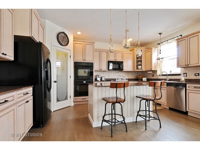603 Eagle Brook Ln, Naperville, IL 60565 photo 4