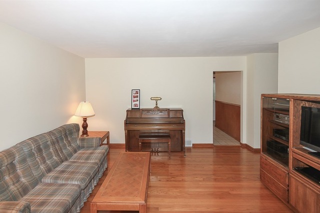 225 Amherst Ave, Des Plaines, IL 60016 photo 4