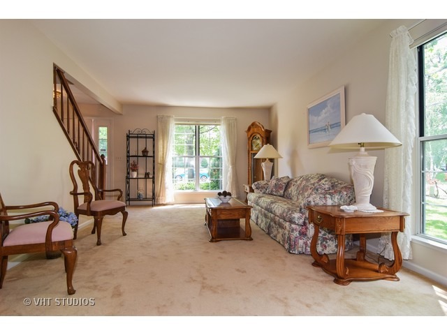 784 Red Oak Dr, Bartlett, IL 60103 photo 3
