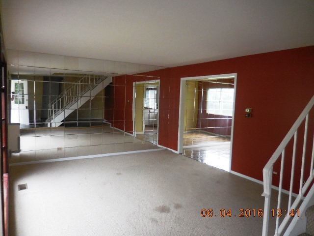 37 Joslyn Dr, Elgin, IL 60120 photo 2