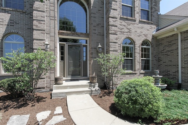 16532 Hidden River Cir, Plainfield, IL 60586 photo 2