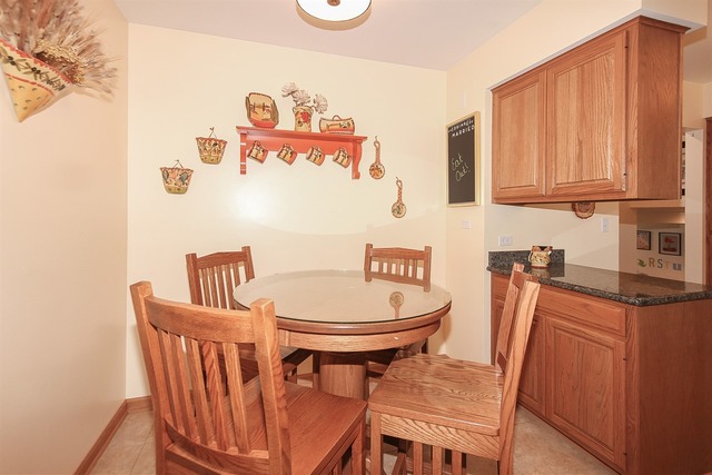 212 Pinecroft Dr, Roselle, IL 60172 photo 9