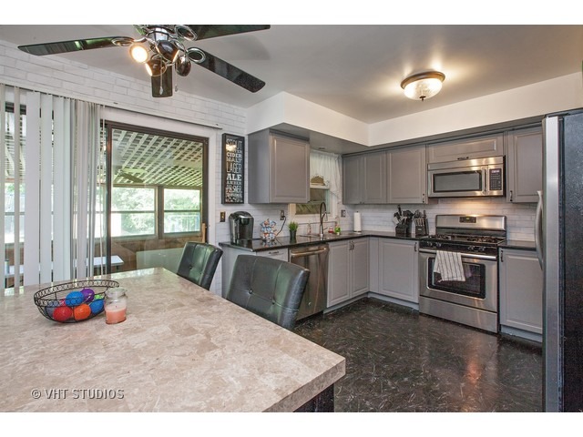 1820 Sheffield Dr, Elgin, IL 60123 photo 3