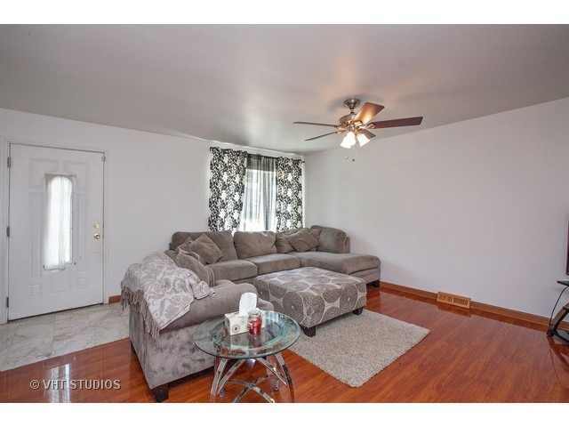 1820 Sheffield Dr, Elgin, IL 60123 photo 2