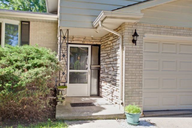 1609 E Cedar Ln, Mount Prospect, IL 60056 photo 2