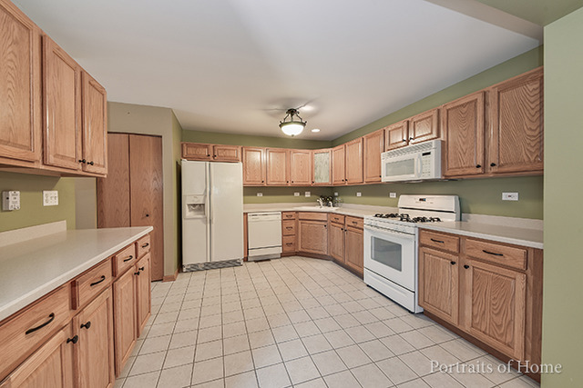 2270 Foxmoor Ln, Aurora, IL 60502 photo 2