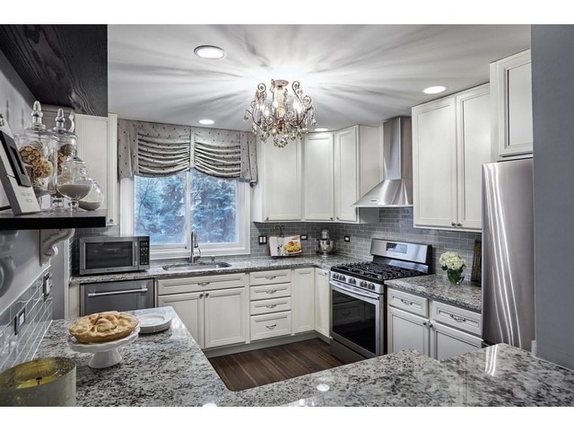 300 E Sheridan Dr, Bartlett, IL 60103 photo 3