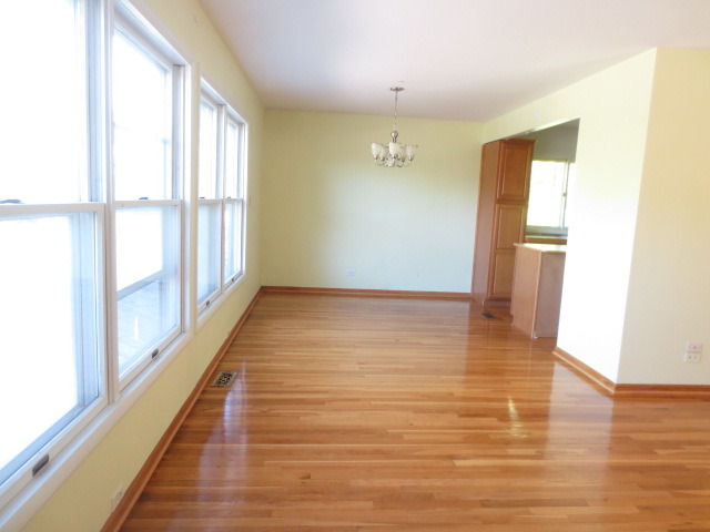 1460 Ashley Rd, Hoffman Estates, IL 60169 photo 4