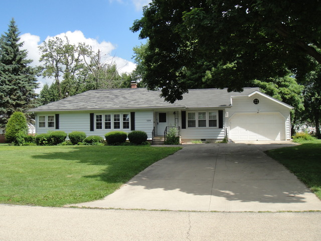709 E Franklin St, Paxton, IL 60957 photo 2