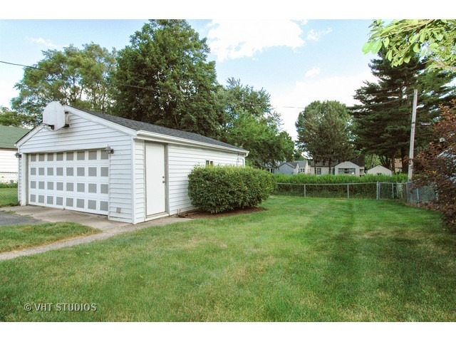 677 Columbia Ave, Elgin, IL 60120 photo 9