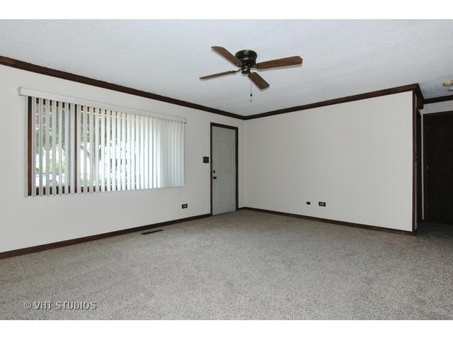 677 Columbia Ave, Elgin, IL 60120 photo 2