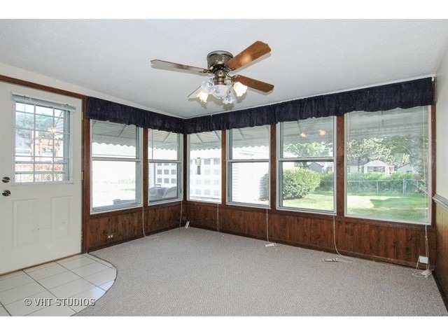 677 Columbia Ave, Elgin, IL 60120 photo 4