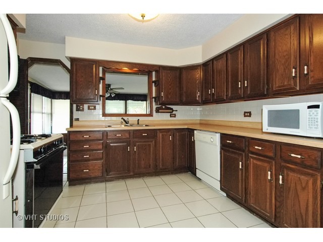 677 Columbia Ave, Elgin, IL 60120 photo 3