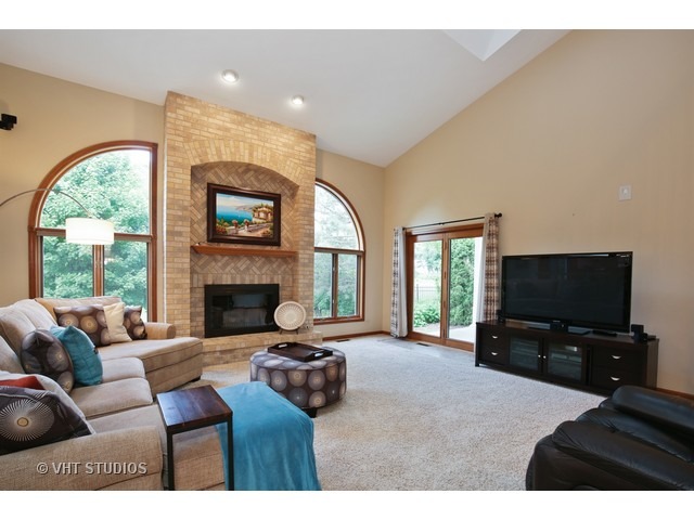 665 Spruce Tree Dr, Cary, IL 60013 photo 8