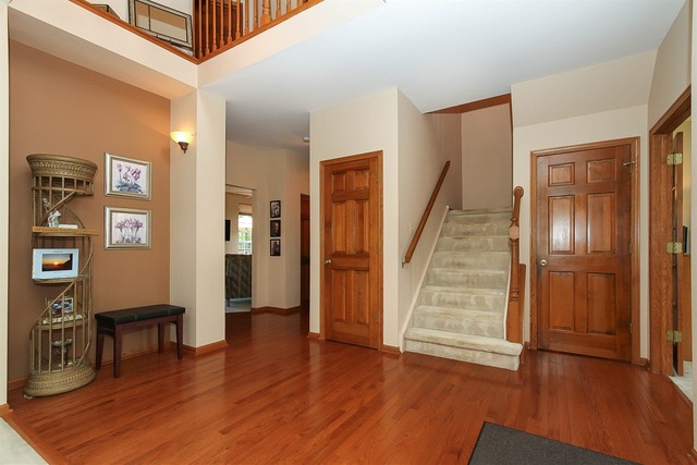 263 Shawnee Cir, Bartlett, IL 60103 photo 2