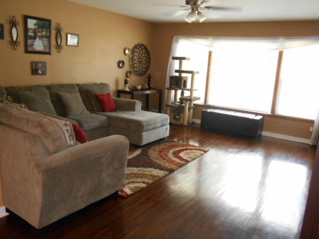 1221 Shuler St, Elgin, IL 60123 photo 2