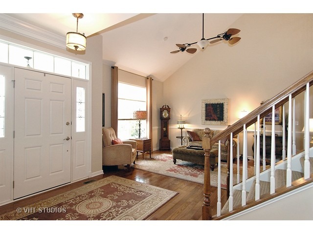 1004 Riviera Dr, Elgin, IL 60124 photo 2
