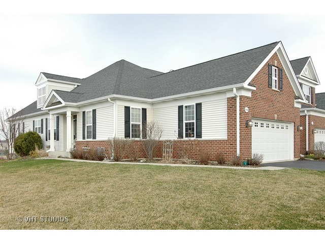 1004 Riviera Dr, Elgin, IL 60124 photo 1