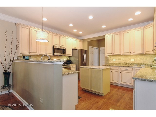 1004 Riviera Dr, Elgin, IL 60124 photo 6