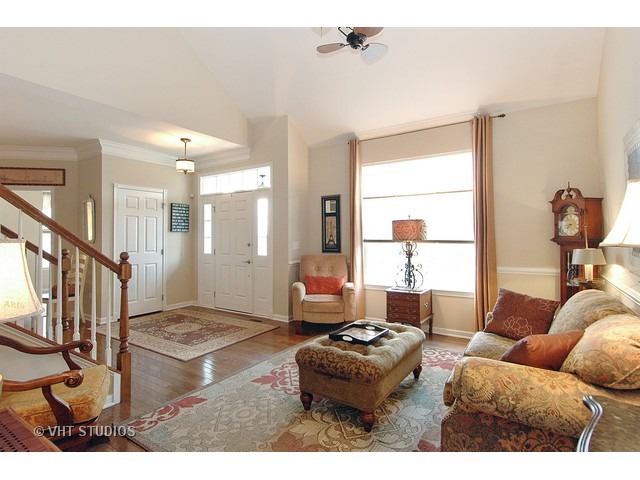 1004 Riviera Dr, Elgin, IL 60124 photo 3