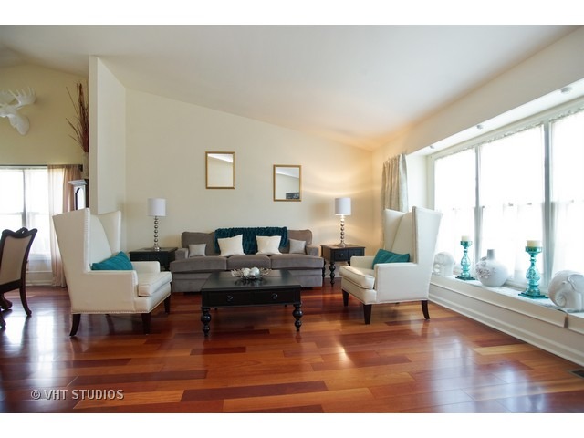 610 Yardley Ln, Hoffman Estates, IL 60169 photo 2