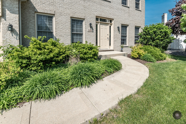 2407 Moore Ct, Naperville, IL 60564 photo 2