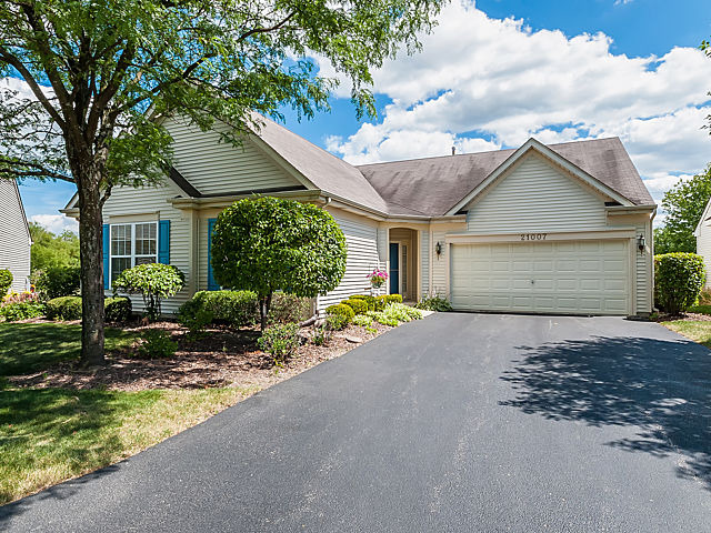21007 W Walnut Dr, Plainfield, IL 60544 photo 1