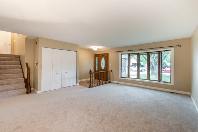 690 Randi Ln, Hoffman Estates, IL 60169 photo 3