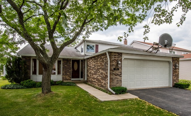 690 Randi Ln, Hoffman Estates, IL 60169 photo 1