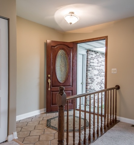690 Randi Ln, Hoffman Estates, IL 60169 photo 2
