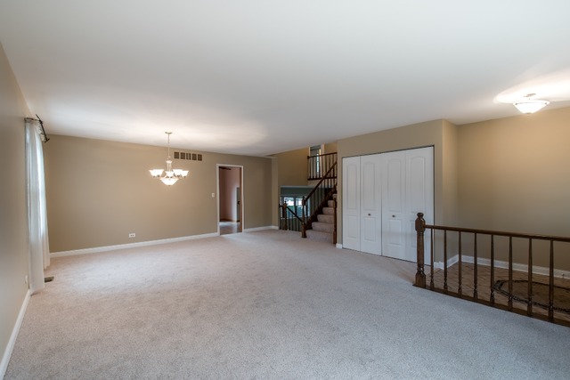 690 Randi Ln, Hoffman Estates, IL 60169 photo 4