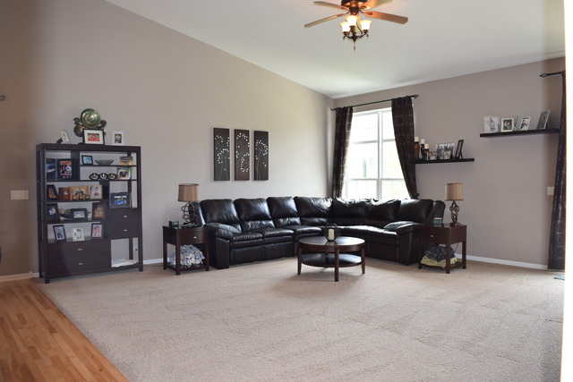 268 Monument Rd, Elgin, IL 60124 photo 2