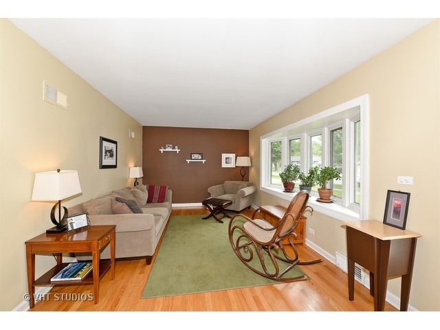289 E Madison St, Elmhurst, IL 60126 photo 2