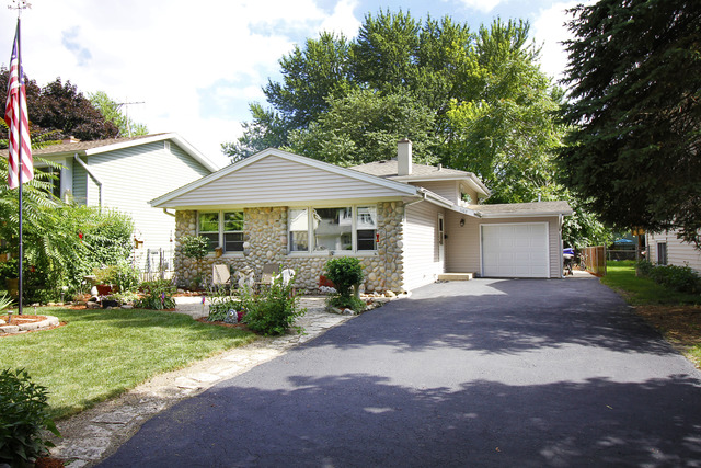 1102 Elm St, Wheaton, IL 60189 photo 1