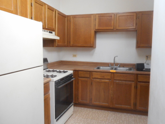 4035 Gregory Dr, Zion, IL 60099 photo 2