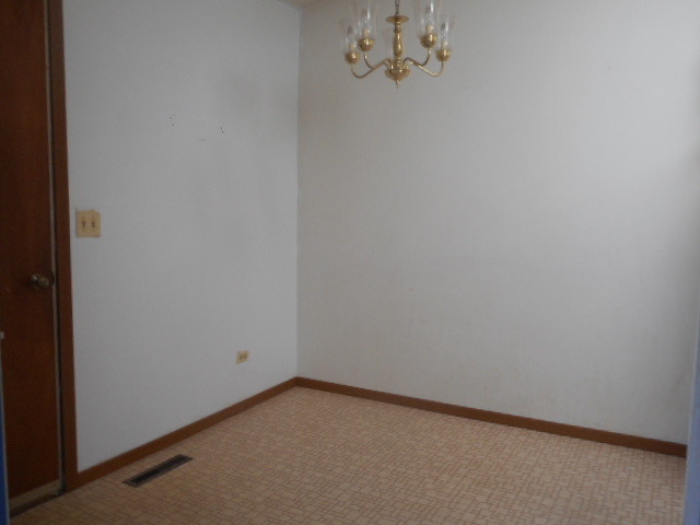 4035 Gregory Dr, Zion, IL 60099 photo 3