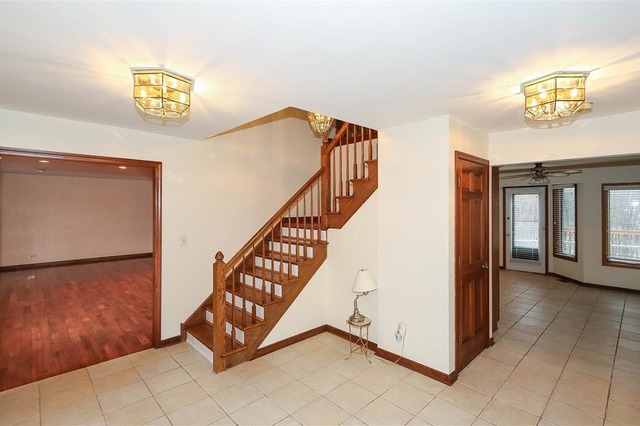 1640 Charlemagne Dr, Hoffman Estates, IL 60192 photo 2
