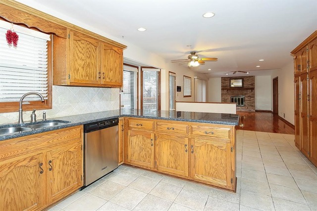 1640 Charlemagne Dr, Hoffman Estates, IL 60192 photo 8