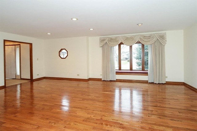 1640 Charlemagne Dr, Hoffman Estates, IL 60192 photo 4