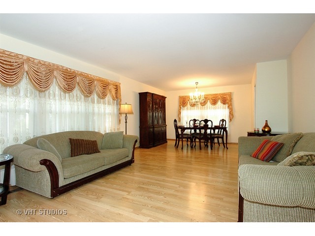 1920 Chippendale Rd, Hoffman Estates, IL 60169 photo 2