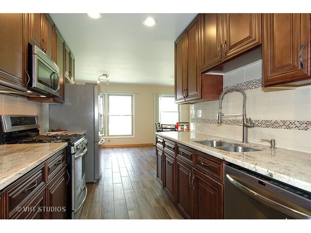 1920 Chippendale Rd, Hoffman Estates, IL 60169 photo 3