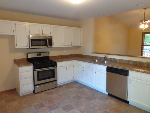 405 Forest View Dr, Genoa, IL 60135 photo 3