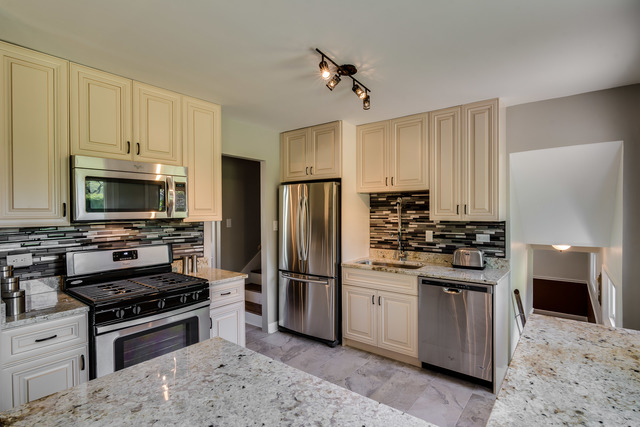 755 Milton Ln, Hoffman Estates, IL 60169 photo 9