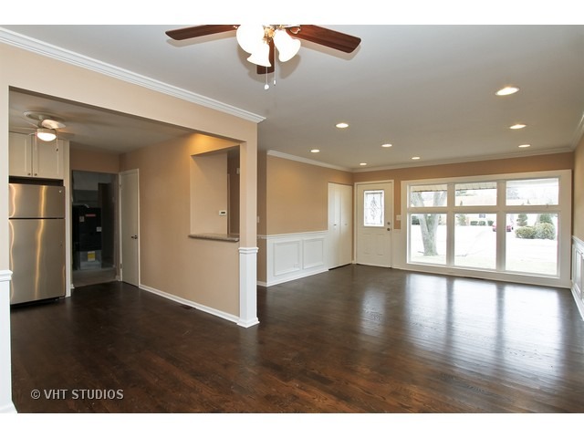 660 Illinois Blvd, Hoffman Estates, IL 60169 photo 4