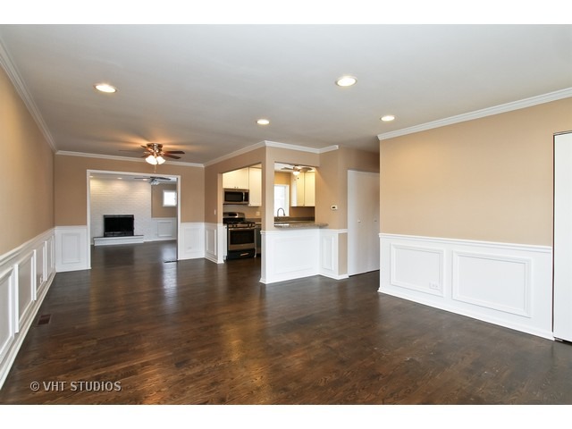 660 Illinois Blvd, Hoffman Estates, IL 60169 photo 2
