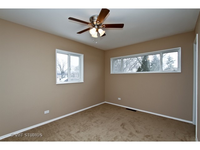 660 Illinois Blvd, Hoffman Estates, IL 60169 photo 6