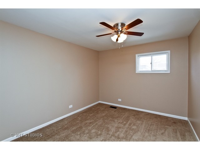 660 Illinois Blvd, Hoffman Estates, IL 60169 photo 9